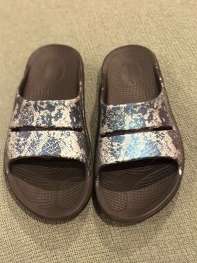 OOFOS OOaah Slides Iridescent Snake Pattern Women’s Size 11 (Men 9)